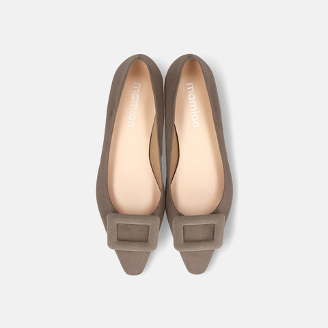 2025AW：スクエアバックル フラットシューズ（m18001）グレージュS/mamian（マミアン）