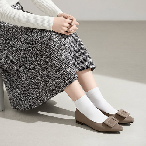 2025AW：スクエアバックル フラットシューズ（m18001）グレージュS/mamian（マミアン）